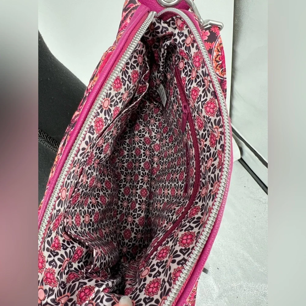 VERA BRADLEY CROSSBODY RASPBERRY MEDALLION‎ CARSON BAG CLASSIC VIBRANT QUILTED